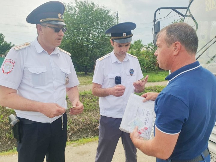 В Адыгее Госавтоинспекторы провели рейдовое мероприятие с водителями рейсовых автобусов