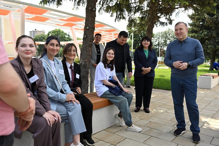 Глава Адыгеи принял участие во Всероссийской акции «Прогулка со Знанием»