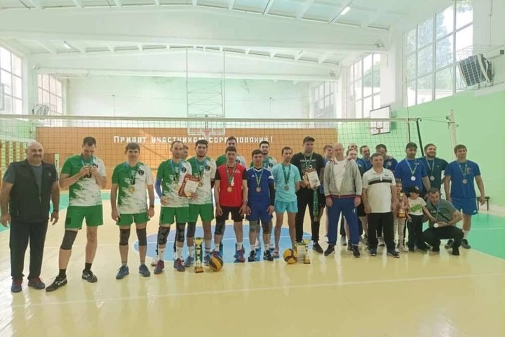 Стали известны победители и призеры чемпионата Майкопа по волейболу 