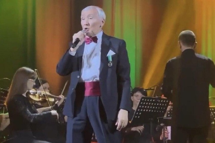 Певцу Зауру Тутову вручили медаль на юбилейном концерте в Майкопе