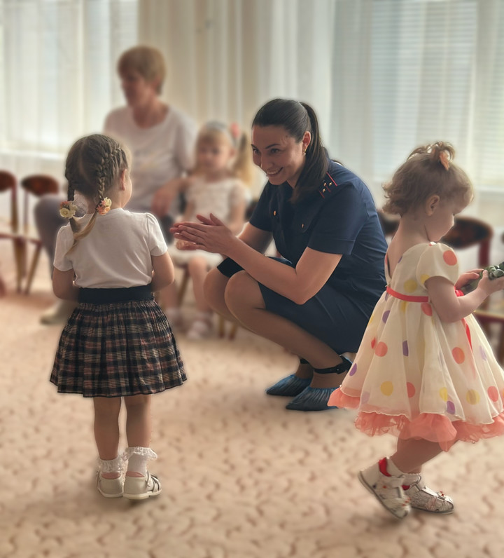 В Адыгее сотрудники СК России посетили Дом ребенка с подарками
