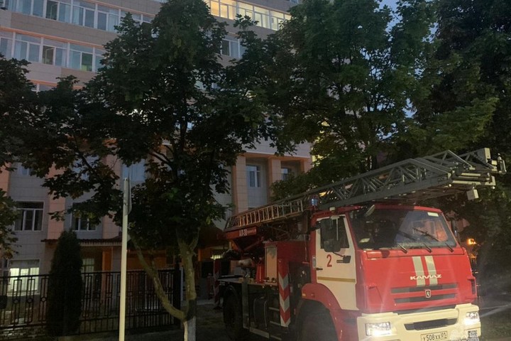 В Майкопе пожарные ликвидировали возгорание на балконе корпуса АРКБ