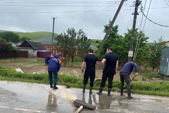 Специалисты из Гиагинского района помогают устранять последствия стихии