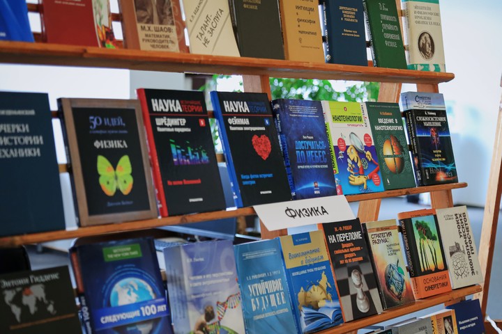 Около 5 тысяч книг из библиотеки Кадырбеча Делокарова переданы АГУ