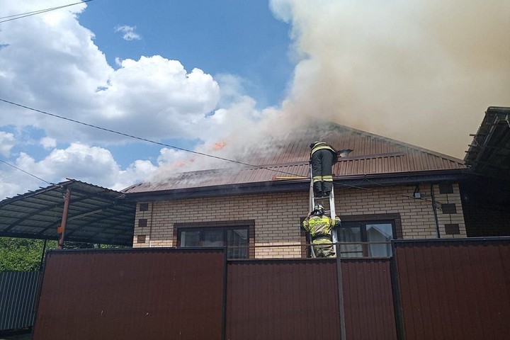 В станице Ханской пожарные ликвидировали пожар в частном доме