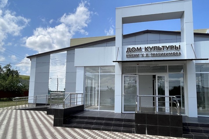 В Адыгее продолжается модернизация Ходзинской сельской библиотеки