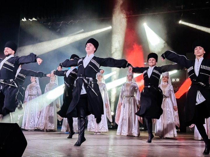 Ансамбль адыгского танца «Адыги» представит республику в Москве 