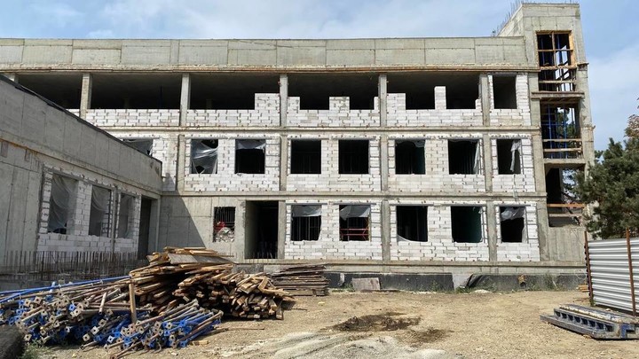 В посёлке Энем Тахтамукайского района Адыгеи продолжается строительство поликлиники