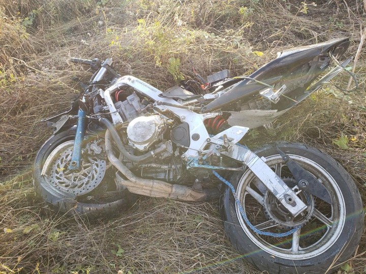В Адыгее мотоциклист, не справившись с управлением, съехал с дороги и опрокинулся