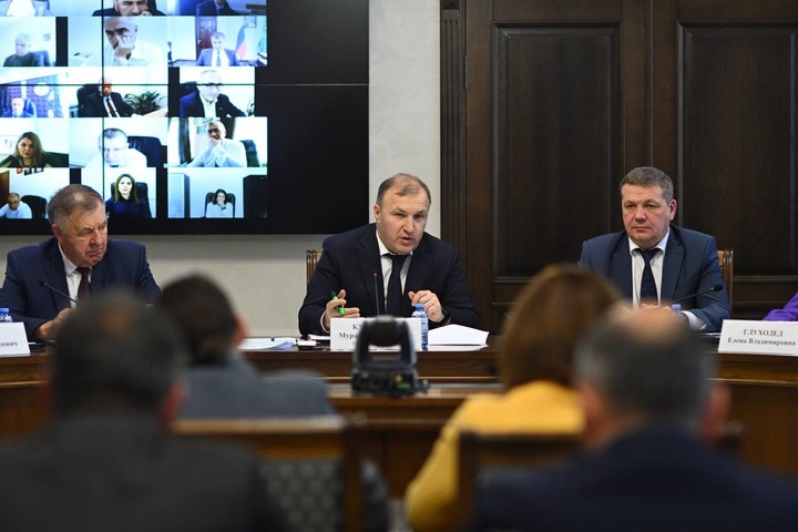 Мурат Кумпилов провел заседание комиссии по противодействию коррупции