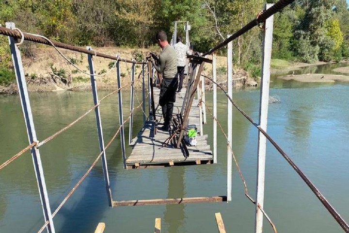 В Шовгеновском районе начался ремонт подвесного моста через реку Лабу