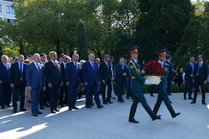 Мурат Кумпилов поздравил руководство и народ Абхазии с Днем Победы и Независимости республики