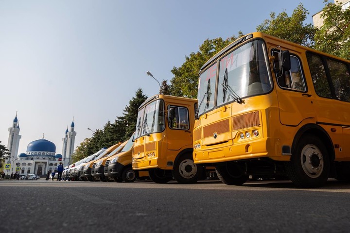 Глава Адыгеи передал ключи от новых школьных автобусов и машин скорой помощи