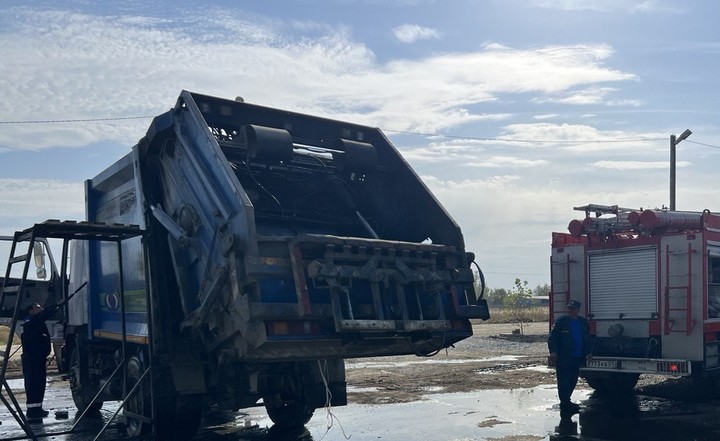 В Адыгее в мусоровозе загорелись отходы