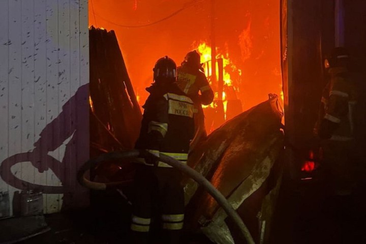 В Яблоновском пожарные ликвидировали пожар в ангаре с техникой