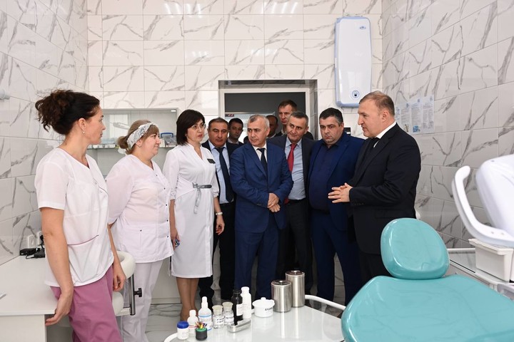 Мурат Кумпилов осмотрел новую амбулаторию в ауле Джиджихабль