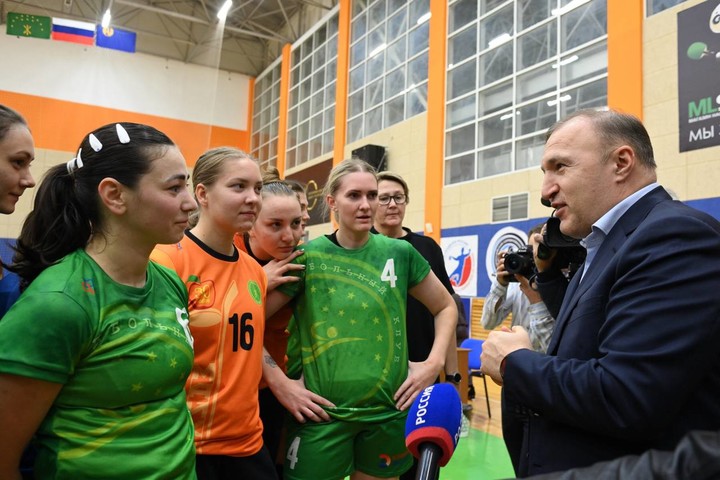 Мурат Кумпилов посетил домашний матч гандбольного клуба «АГУ-Адыиф»