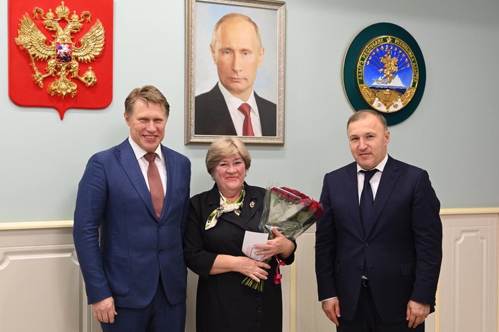 Глава Минздрава России вручил награды ведущим медикам Адыгеи