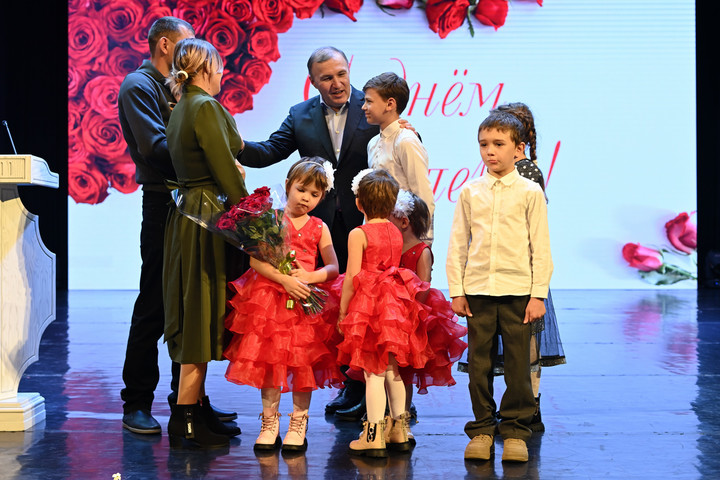 Глава Адыгеи Мурат Кумпилов поздравил женщин республики с Днем матери