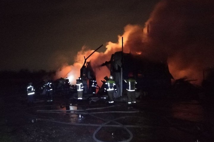 В Адыгее пожарные ликвидировали возгорание цеха в Тлюстенхабле