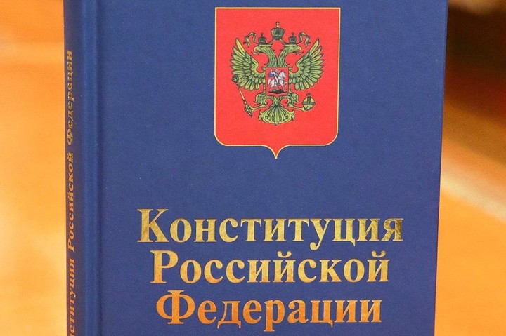 Мурат Кумпилов поздравил жителей Адыгеи с 30-летием принятия Конституции РФ