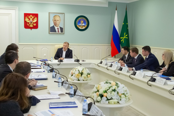 Глава Адыгеи провёл рабочую встречу с представителями Газпромбанка