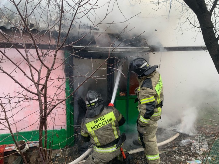 Пожарные ликвидировали возгорание хозяйственной постройки в городе Майкопе 