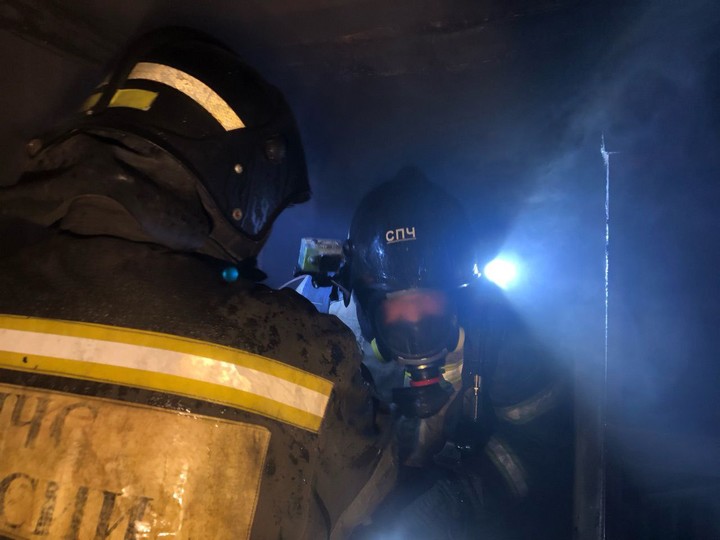 МЧС Адыгеи ликвидировало возгорание частного домовладения в городе Майкопе 