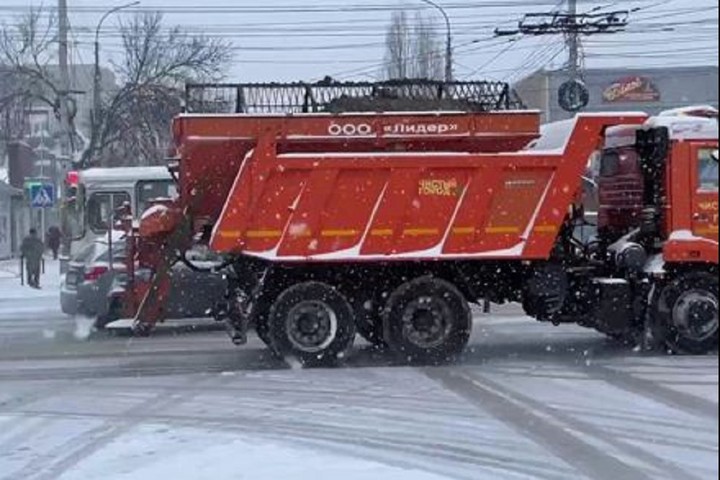 В Майкопе продолжается расчистка улично-дорожной сети от снега