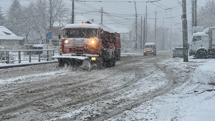 В Майкопе расчищают улицы от снега
