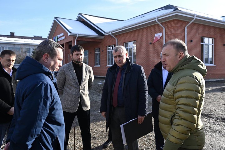 Глава Адыгеи проверил ход строительства амбулатории в Гавердовском
