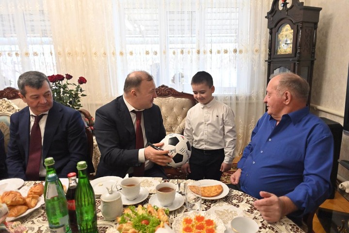 Мурат Кумпилов посетил многодетную семью в ходе рабочей поездки в Адыгейск 