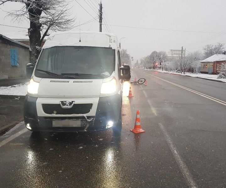 В Майкопе произошло ДТП с участием микроавтобуса и велосипеда