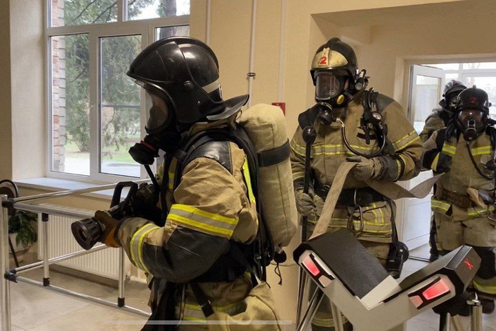 В Майкопе пожарные провели учения в одном из учреждений образования