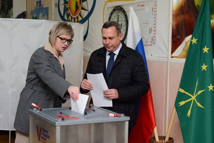 Мэр Майкопа проголосовал на выборах президента РФ вместе с супругой 