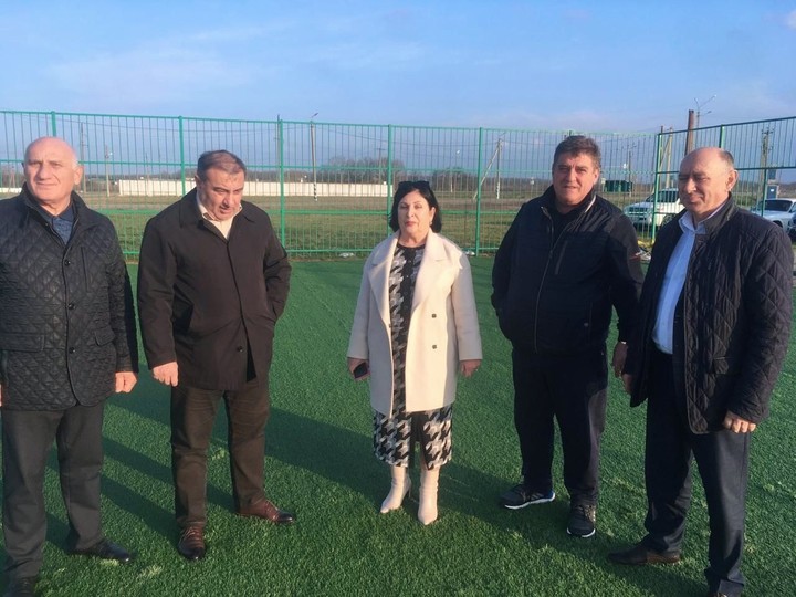  В  Теучежском районе Адыгеи проводят замену покрытия мини-футбольного поля