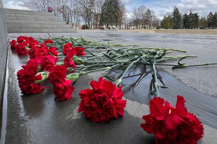 Жители Майкопа возлагают цветы к мемориалу «Навеки с Россией»