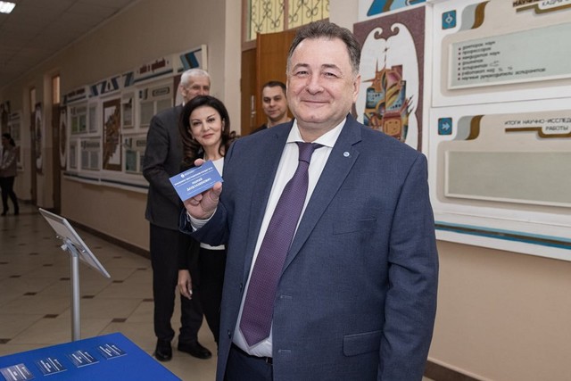 Участие работников в управлении методы управление. Избирательное право. Кабина для голосования. Совещание руководителей. Участие работника в выборах.