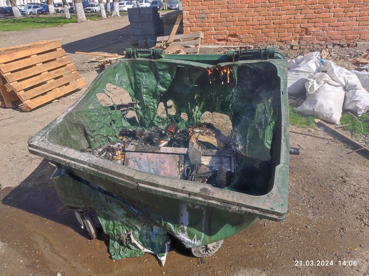 Жители Адыгеи жалуются на поджигателей мусорных контейнеров