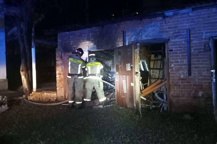 В Майкопе пожарные спасатели ликвидировали возгорание сараев 