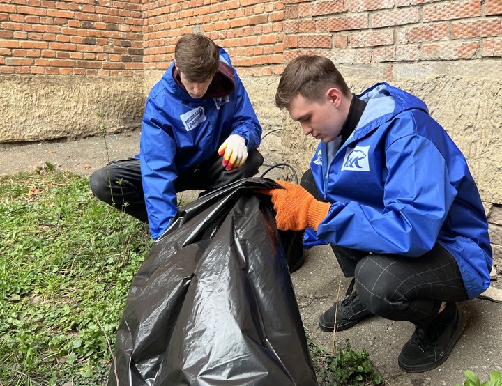 Молодогвардейцы Адыгеи  приняли участие в субботнике в Майкопе