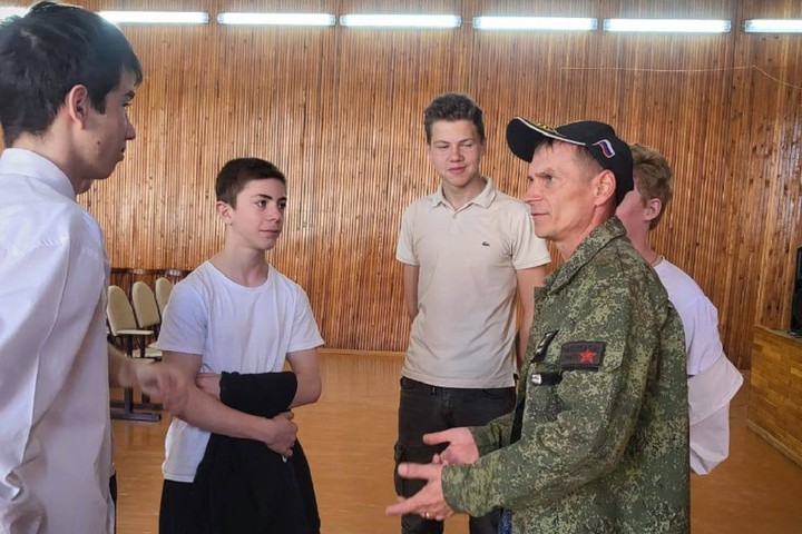 В Адыгее ветеран специальной военной операции встретился со школьниками 