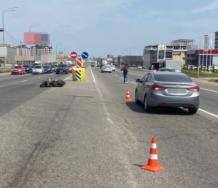 Полиция Адыгеи проводит проверку по факту столкновения иномарки и скутера