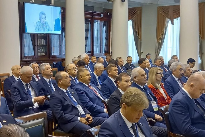 Спикер Госсовета-Хасэ принял участие в пленарном заседании Совета законодателей
