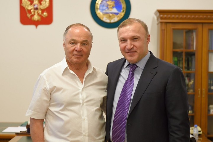 Кумпилов поздравил с днём рождения экс-президента Адыгеи Хазрета Совмена