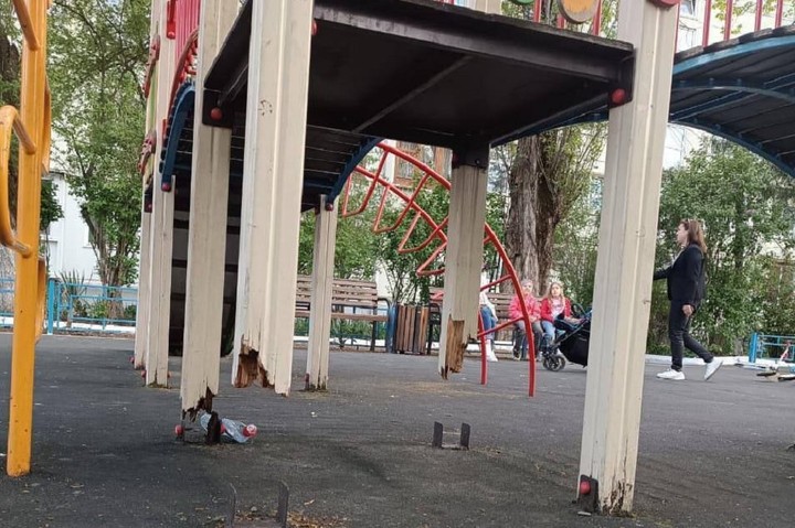 В Майкопе обнаружилась «парящая в воздухе» детская площадка