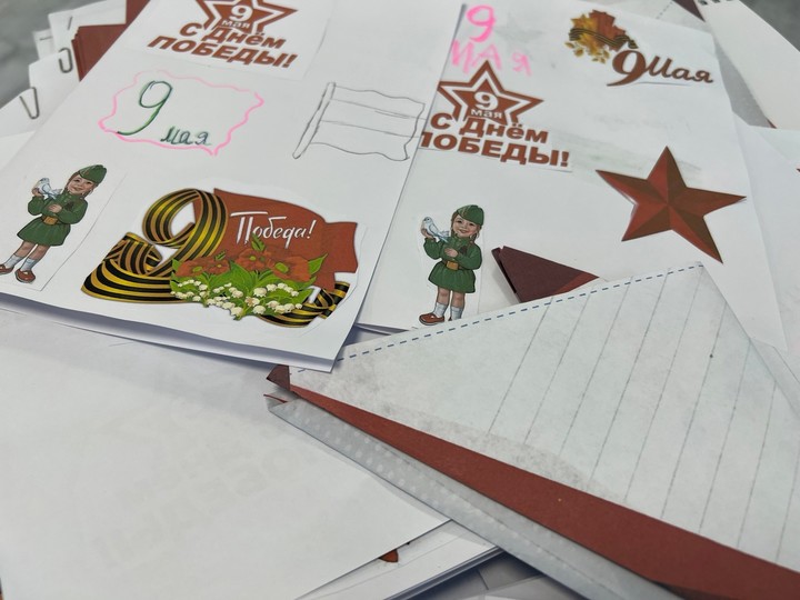 В Майкопе провели мастер-класс для школьников по изготовлению открыток для военных 