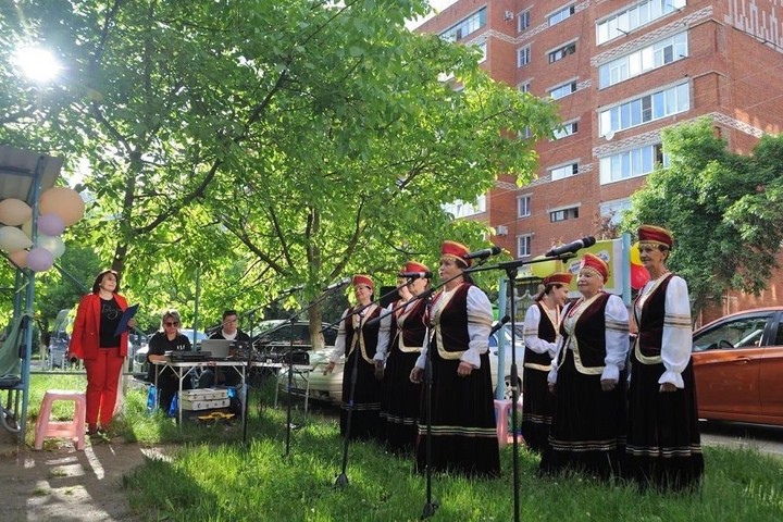 В Майкопе в канун празднования Дня Победы выездные уличные концерты 