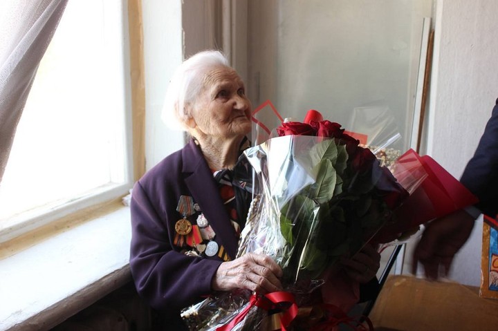 В поселке Энем поздравили ветерана Великой Отечественной войны