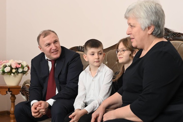 Мурат Кумпилов поздравил жителей региона с Днём семьи Республики Адыгея